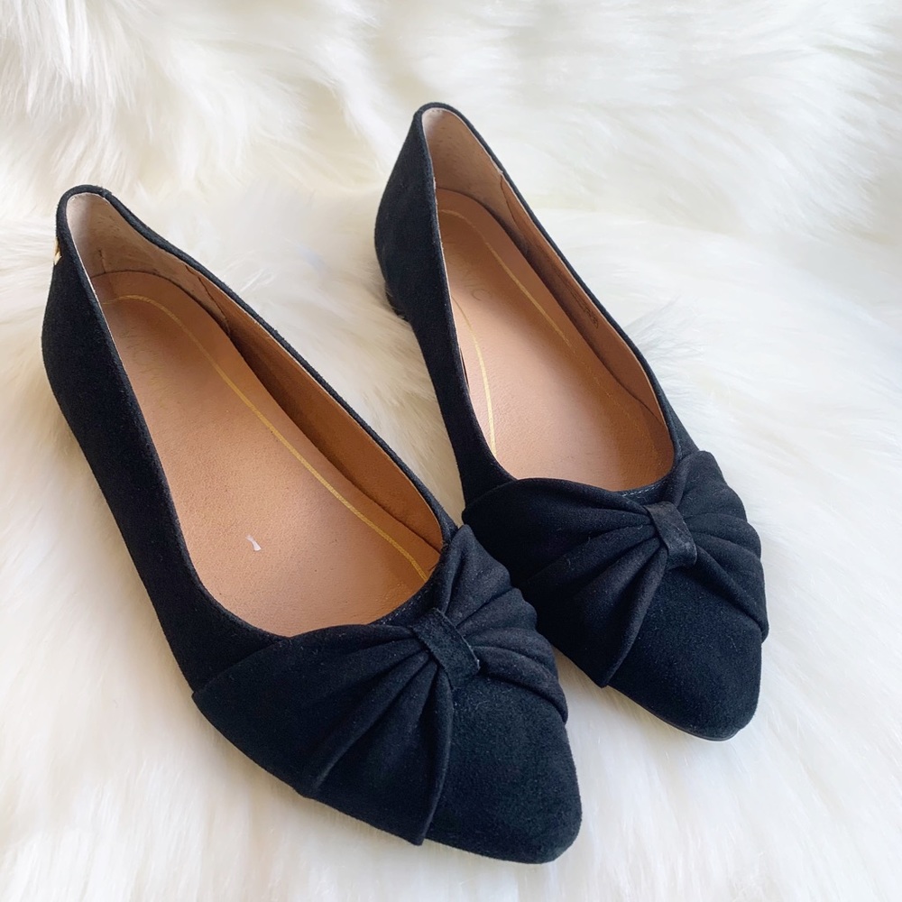 Vionic black flat shoes.         Size 6